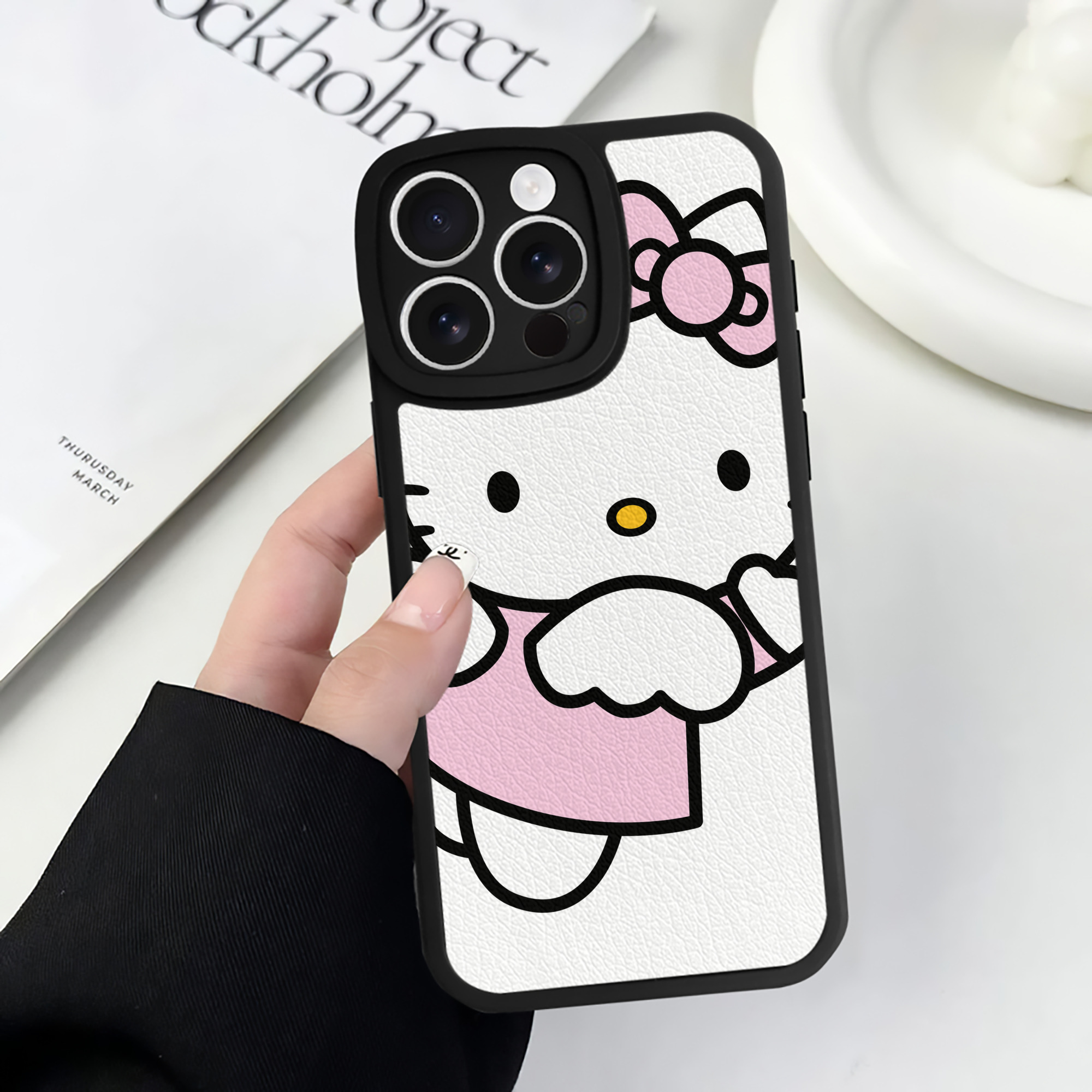 （画像用） Hello Kitty ハローキティ 【iPhone 16シリーズ対応】シリコンスマホケース（レザー調） 材質：シリコン